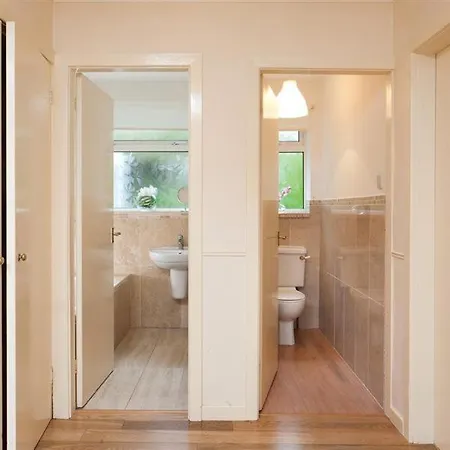 Nutwood Holiday home Lakeside